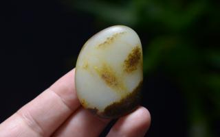 今日拍品:新疆和田聚色黑油烟皮老熟白玉玩籽