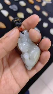新疆和田玉白玉籽料毛孔清晰手工雕刻貔貅吊坠