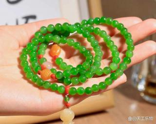 和田玉里的苹果绿!神似"猕猴桃"的乌兰海碧玉!
